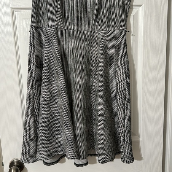 Cute flared A-line black and white dress with hot pink patent leather belt - Picture 10 of 10